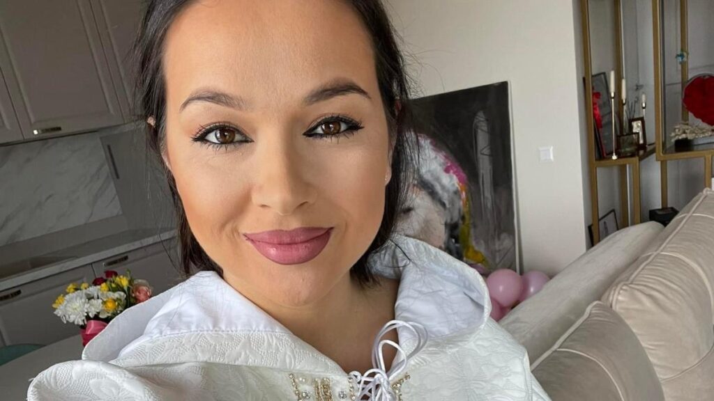 vladuta-lupau-a-facut-circ-in-avion-dupa-ce-o-stewardesa-a-insistat-sa-respecte-un-gest-banal-de-siguranta-ce-a-omis-artista-sa-spuna-5390899