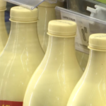 EXCLUSIV. Cum ajunge laptele de la 1.70 lei la producător la 10 lei în magazine