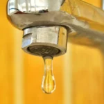 Criza apei din Curtea de Argeș: lucrările la stația de tratare avansează. Când vor avea locuitorii apă sigură la robinet