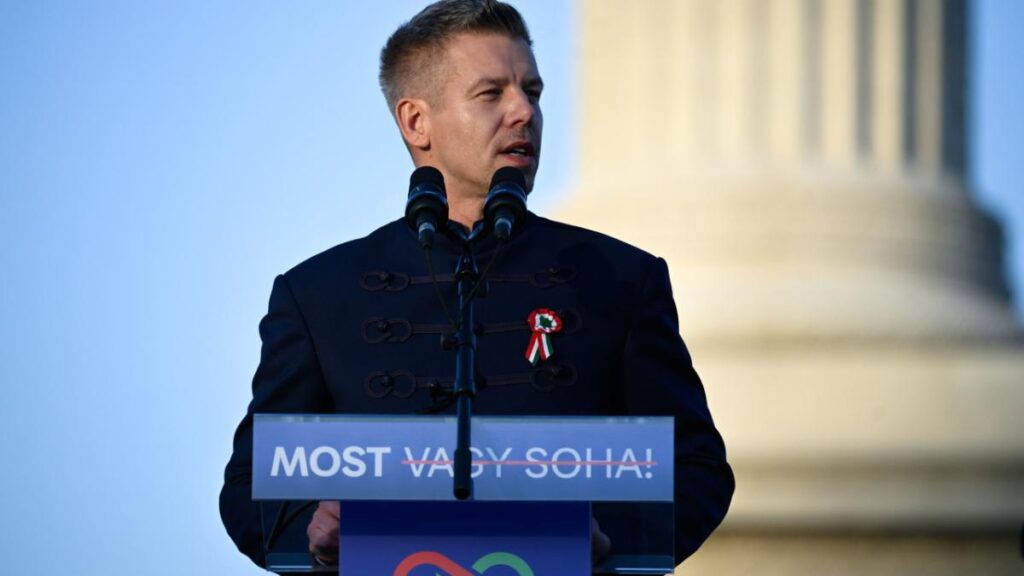 peter-magyar-dormea-cu-portretul-lui-viktor-orban-deasupra-capului-momentul-in-care-a-rupt-o-traditie-veche-de-14-ani-video-viral-5396541