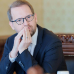 AUR l-a dat în judecată pe Dominic Fritz. Câți bani i se cer președintelui USR
